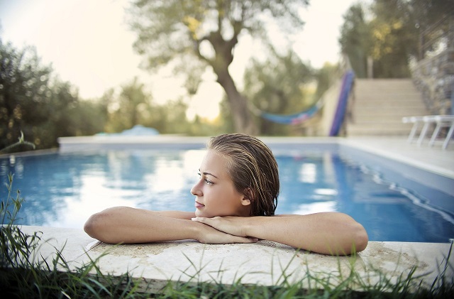 woman g9b55339d6 1280 1
